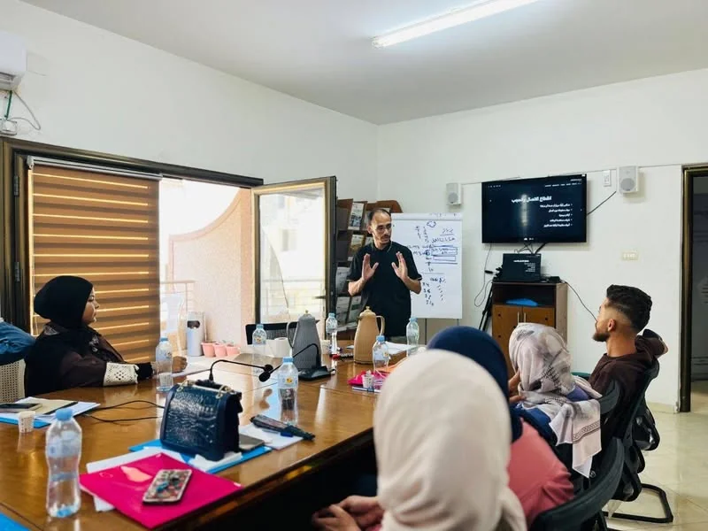 جلسة تدريب من المنشور الرسمي المرتبط ببرنامج الأمن الرقمي داخل المؤسسات
